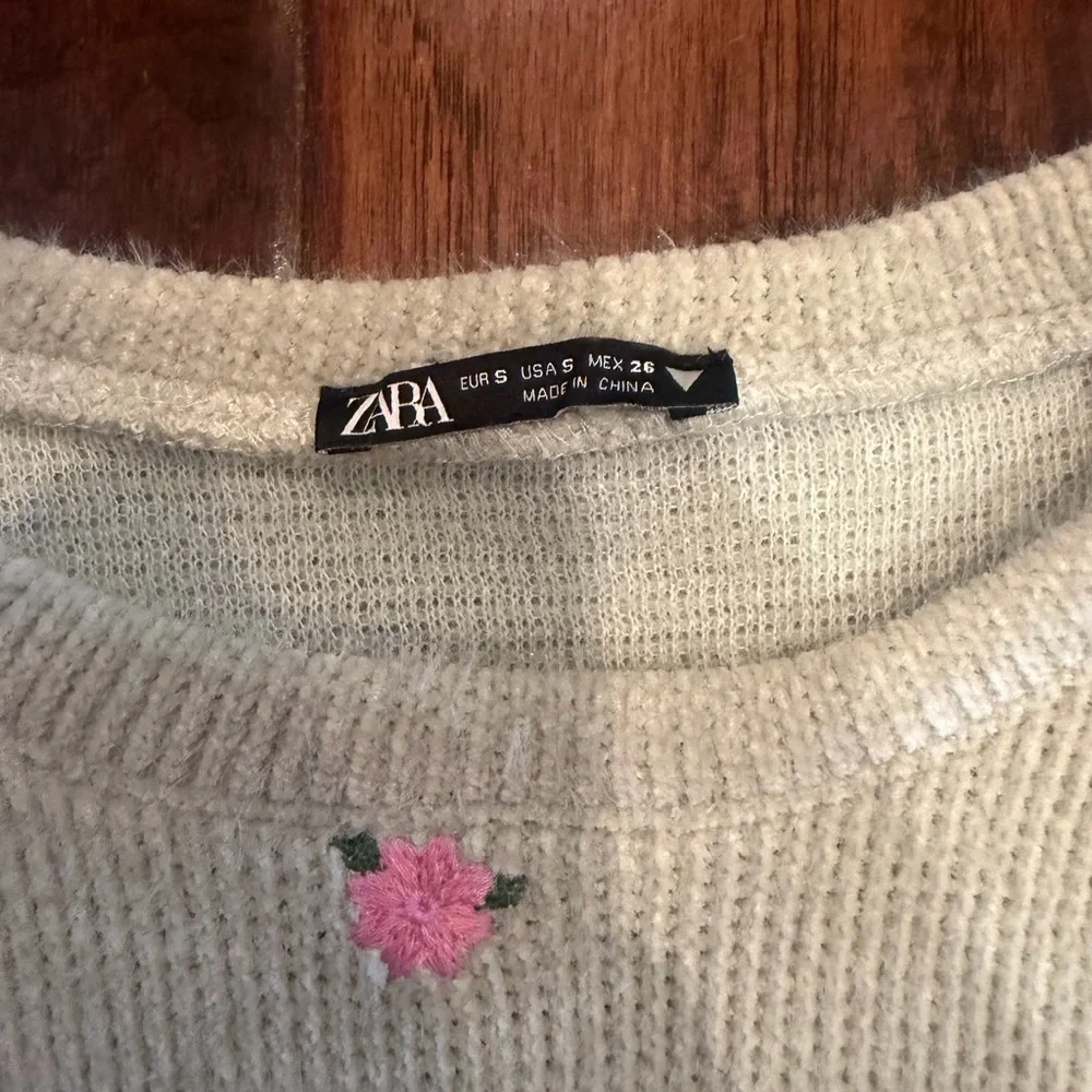 Zara Cream Knit Puff-Sleeve Sweater with Pink Embroidered Accents​​​ - Picture 4 of 4
